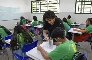 Professora substituta durante aula na rede estadual. (Foto: Arquivo/SED)