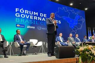 Governador Eduardo Riedel (PSDB) discursando durante Fórum de Governadores do Brasil Central (Foto: Tayana Vaz)