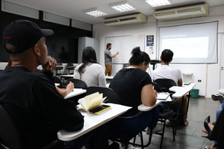 Estudantes em sala de aula durante curso da Sejuv. (Foto: Reprodução)