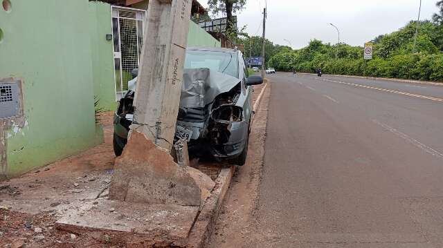 Motorista dorme ao volante e &eacute; socorrida ap&oacute;s bater em poste