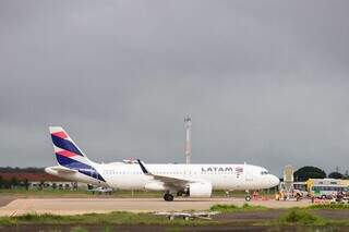 Avião na pista do Aeroporto Internacional de Campo Grande. (Foto: Henrique Kawaminami)