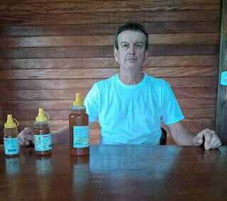 Professor aposentado, Juca comercializa mel em Nova Andradina. (Foto: Arquivo pessoal)