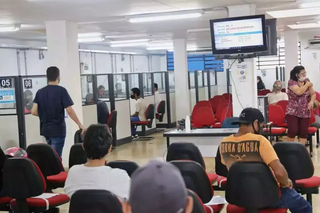 Pessoas aguardam atendimento na sede da Funsat, em Campo Grande. (Foto: Arquivo/Paulo Francis)