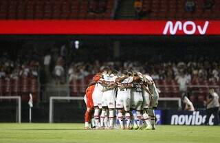 Jogadores do São Paulo reunidos em campo na estreia do Paulistão (Foto: SPFC)