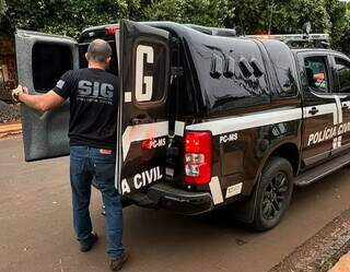 Policiais durante cumprimento de mandado de prisão nesta manhã (Foto: divulgação / Polícia Civil) 