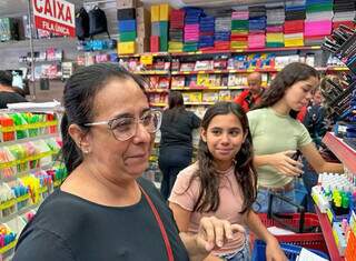 Laura e suas filhas durante as compras do material escolar (Foto: Marcos Maluf)