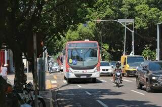 Fila de ônibus do Consórcio Guaicurus, na Avenida Afondo Pena, no Centro de Campo Grande (Foto: Arquivo/Paulo Francis)