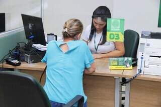 Atendimento sendo realizado em guichê do Detran de Campo Grande (Foto: Divulgação/Detran)