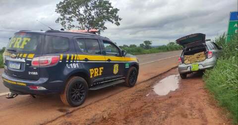 Motorista é preso com fardos de maconha e anabolizantes após tentativa de fuga