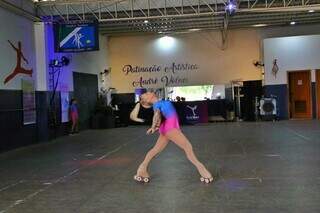 Patinadora Mayke Redel mostrando uma das posições da patinação (Foto: Paulo Francis)