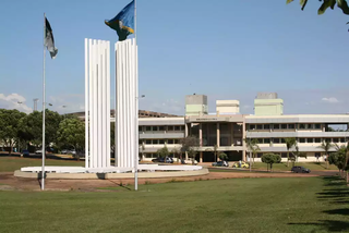 O Paliteiro, monumento branco que simboliza a UFMS na Cidade Universitária, em Campo Grande. (Foto: Arquivo/Alex Machado)
