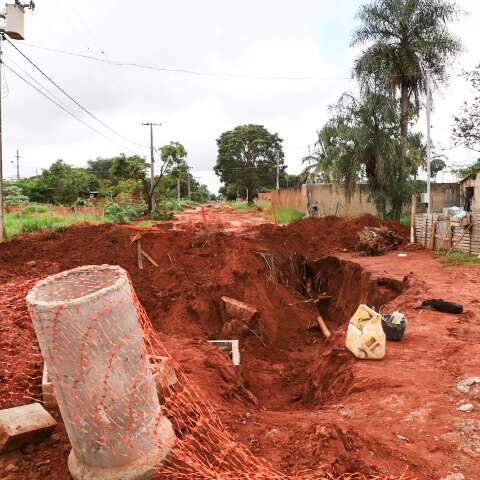 Chuva, lama e buracos s&atilde;o transtornos enquanto moradores esperam por fim de obra