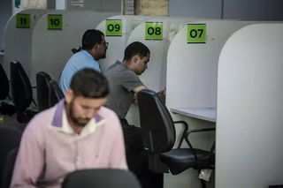 Trabalhadores durante atendimento na sede da Funtrab, em Campo Grande. (Foto: Arquivo/Campo Grande News)