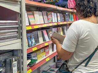 Mulher escolhe agendas em livraria (Foto: Marcos Maluf)