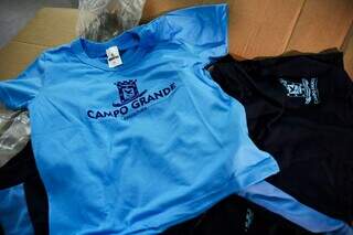 Camiseta e short do kit escolar deste ano (Foto: Roberto Ajala/ Divulgação PMCG)