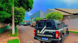 Policiais na Rua Aquidauana, onde ocorreu a troca de tiros. (Foto: Babalizando MS)