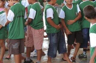 Estudantes com uniforme escolar da Prefeitura de Rio Verde, uma das componentes do Cointa. (Foto: Divulgação)
