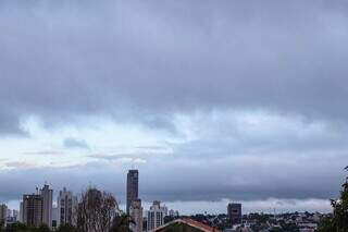 Céu nublado visto do Jardim Bela Vista, em Campo Grande (Foto: Henrique Kawaminami)