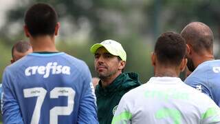 Técnico Abel Ferreira, ao centro, em roda de conversa com jogadores (Foto: Cesar Greco/Palmeiras/by Canon)