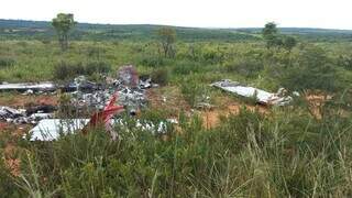 Destroços do avião queimado propositalmente em área rural na fronteira (Foto: Última Hora)