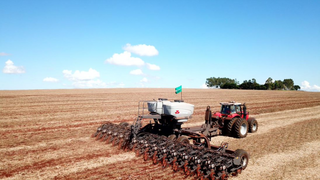Operação de plantio de milho em Mato Grosso do Sul; atraso na colheita da soja pode comprometer janela de semeadura. (Foto: Arquivo/Semadesc)