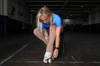 Patinadora Mayke Redel colocando patins e arrumando roupa de apresentação (Foto: Paulo Francis)