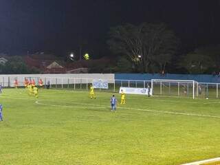 Jogadores em campo, no  Estádio Noroeste. (Foto: Reprodução)