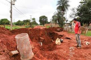 Funcionário da Sisep em local onde se formou buraco, na chuva (Foto: Henrique Kawaminami)