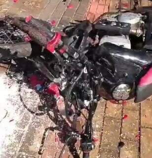 Motocicleta caída no local do acidente nesta manhã (Foto: Liga da Justiça)
