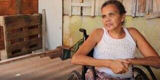 A aposentada Vera Lúcia, explicando os motivos por devolver o cartão do benefício (Foto: Monique Alves/Sead)