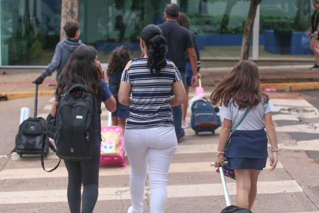 Com retorno parcial, 1&ordm; dia de aula na rede particular &eacute; sem tumulto