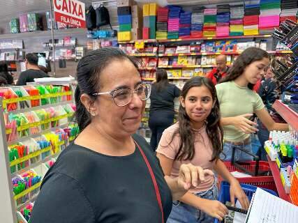 Na reta final das férias escolares, pais ainda "caçam" material mais barato