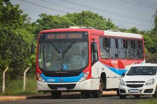 Ônibus em circulação na região norte de Campo Grande. (Foto: Henrique Kawaminami)