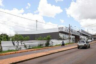 Área onde será construído o prédio, ao lado de duas novas concessionárias, na Rua Ceará (Foto: Henrique Kawaminami)