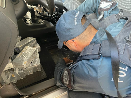 Homem é autuado ao contrabandear 100 celulares em assoalho de carro