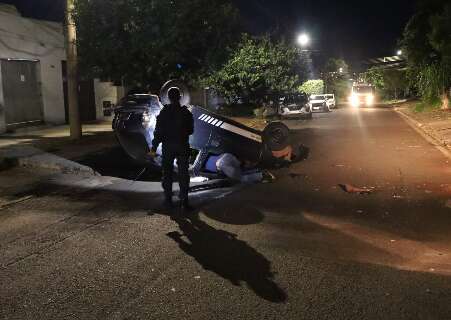 Sem CNH, motorista capota veículo e é preso por embriaguez