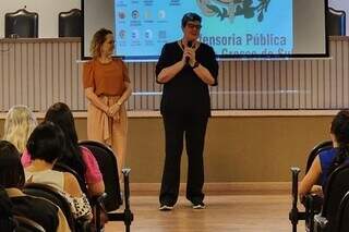 No microfone, a defensora pública Zeliana Luzia Delarissa Sabala durante palestra em Dourados (Foto: Prefeitura de Dourados/Divulgação)