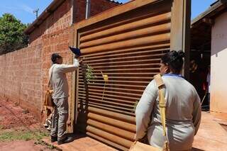 Agentes de saúde durante vistoria em casa do bairro Maria Aparecida Pedrossian (Foto: Divulgação)