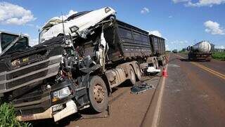 Motorista de carreta tenta frear, mas acaba atingindo traseira de caminh&atilde;o 