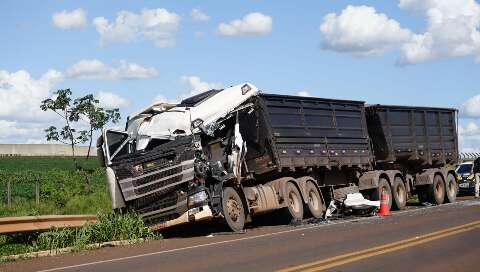 Motorista de carreta tenta frear, mas acaba atingindo traseira de caminhão 