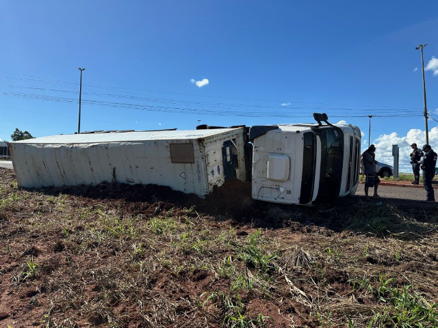 Motorista perde controle da dire&ccedil;&atilde;o e tomba caminh&atilde;o com carga de frango