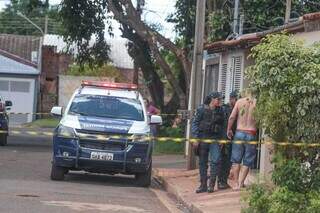 Viatura da Polícia Militar em frente à casa da vítima no Aero Rancho (Foto: Marcos Maluf)