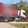 Ciclista é atropelado por carreta, rola entre pneus e consegue escapar ileso
