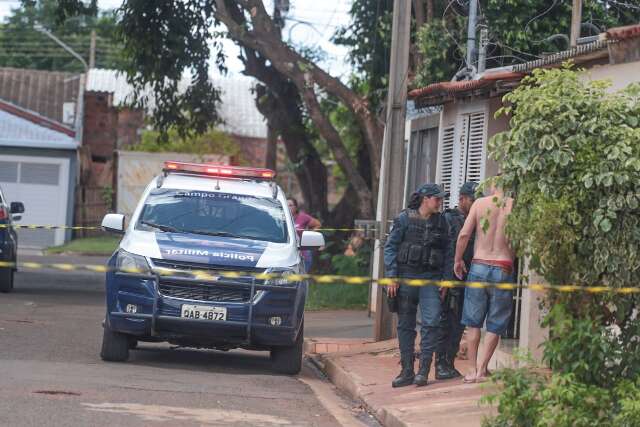 Desconhecido bate palmas, pede copo d&#039;&aacute;gua e mata idoso a tiros