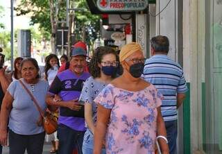 Mãe e filha, Sebastiana Ramos, 58 anos, e Jéssica de Souza, 26 anos, usando máscara na região central (Foto: Paulo Francis)