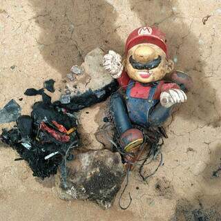 Mario Bros encontrado durante a limpeza de um poço de visita (Foto: Divulgação)