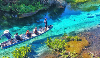 Passeio de barco nas águas cristinalinas na Barra do Sucuri, em Bonito (Foto: Divulgação/Visit Bonito)