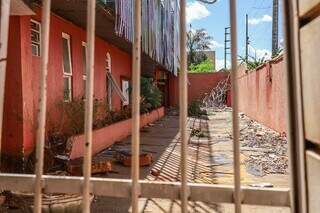 Pelas grades que restam no motel é possível ver a estrutura do prédio deteriorada. (Foto: Henrique Kawaminami)