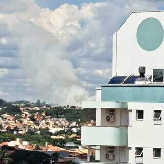 Densa fumaça escura pôde ser avistada em prédio na Avenida Afonso Pena (Foto: Maristela Brunetto)