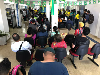 Candidatos na sede da Funsat em busca de recolocação no mercado do trabalho. (Foto: Arquivo/Campo Grande News)